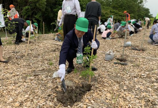 天皇皇后両陛下の御臨席のもと愛知県森林公園をメイン会場として全国植樹祭が開催されました。 私も記念植樹を行いました。