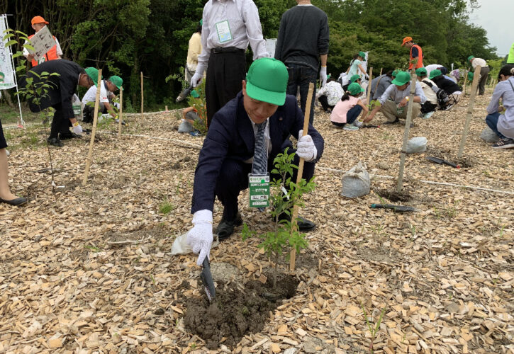 天皇皇后両陛下の御臨席のもと愛知県森林公園をメイン会場として全国植樹祭が開催されました。 私も記念植樹を行いました。