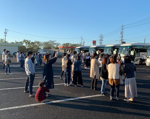 10月12日早朝6時30分　大口中学校3年生の修学旅行のお見送りに行ってきました。 行先は大口町と姉妹提携している島根県松江市です。 コロナ禍の中、生徒たちにとって一生の思い出と残る修学旅行を決行していただいた学校関係者の皆様に心から敬意を表します。