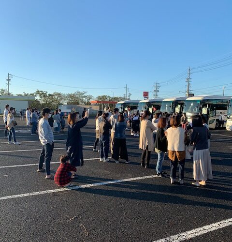 10月12日早朝6時30分　大口中学校3年生の修学旅行のお見送りに行ってきました。 行先は大口町と姉妹提携している島根県松江市です。 コロナ禍の中、生徒たちにとって一生の思い出と残る修学旅行を決行していただいた学校関係者の皆様に心から敬意を表します。