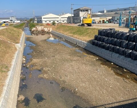 平成29年の豪雨により堤防から越水し、浸水被害が発生した一級河川合瀬川です。 改修工事も順調に進んでいるとのことなので一安心です。