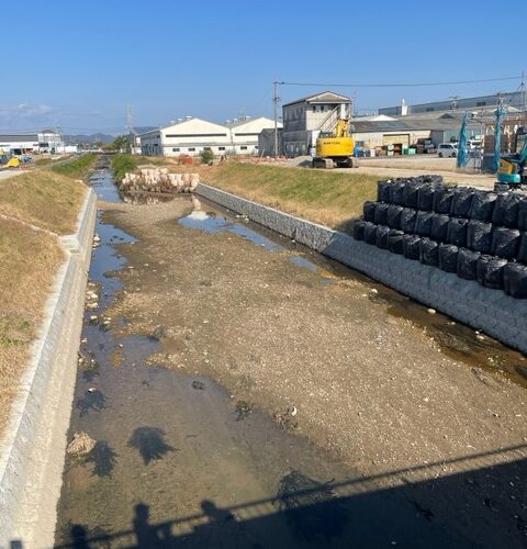 平成29年の豪雨により堤防から越水し、浸水被害が発生した一級河川合瀬川です。 改修工事も順調に進んでいるとのことなので一安心です。