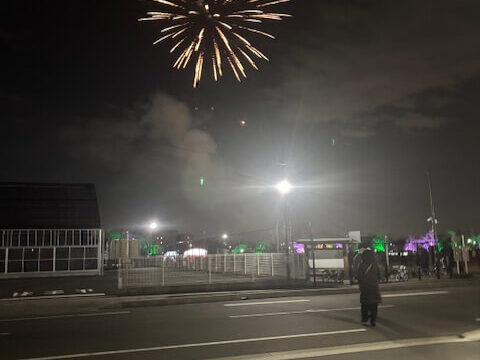 大口町への郷土愛を深めていただきたいという想いを込めて、 町全体で門出をお祝いする花火が打ち上げられました。