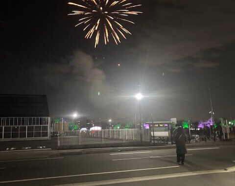 大口町への郷土愛を深めていただきたいという想いを込めて、 町全体で門出をお祝いする花火が打ち上げられました。